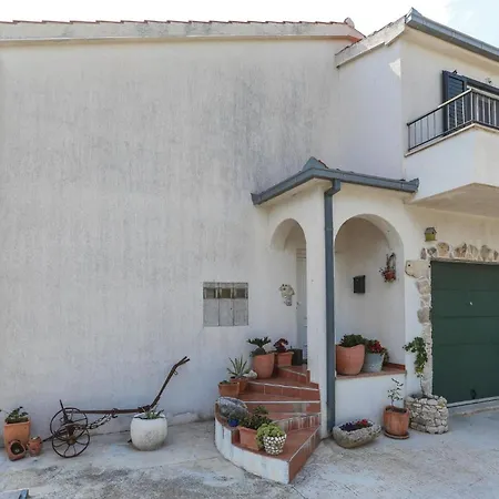 Holiday home Cozy In Kastel Sucurac With Kitchen Kastela