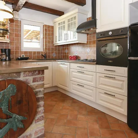 Holiday home Cozy In Kastel Sucurac With Kitchen Kastela